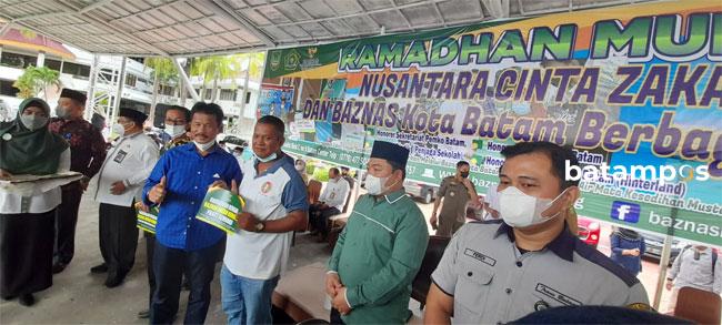 Baznas Kota Batam Bagikan 900 Paket Sembako untuk Honorer Pemko Batam dan Sagu Hati untuk Guru Hinterland Kemenag Batam