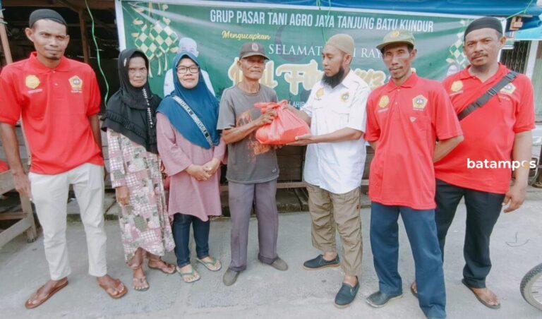 Rela Sisihkan Keuntungan, Pedagang Pasar Tani Agro Jaya Kundur Bagikan Paket Sembako untuk Warga Kurang Mampu