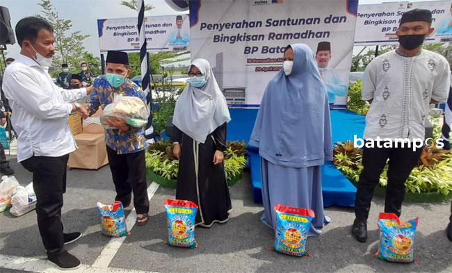 Kepala BP Batam Serahkan 1.500 Paket Bingkisan Ramadan