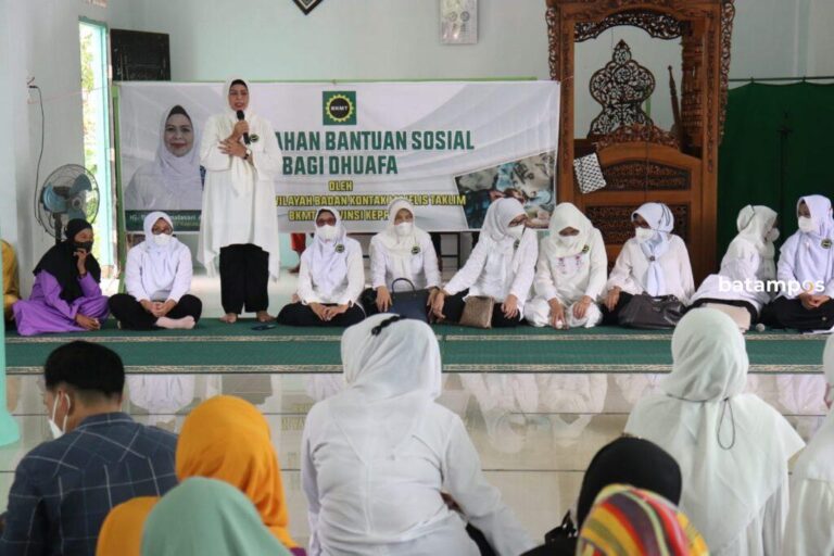  Dewi Kumalasari Ansar, Ketua BKMT Provinsi Kepri Serahkan Sembako bagi Kaum Dhuafa di Desa Penaga, Bintan