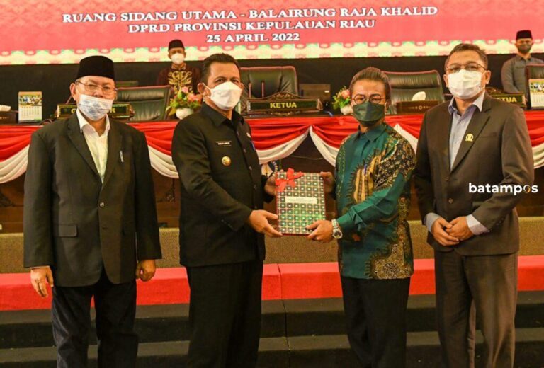 Pemprov Serahkan Ranperda Keuangan Daerah ke DPRD Kepri