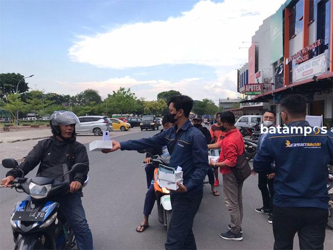 Juragan Gadai Bagikan 2000 Takjil kepada Pengguna Jalan