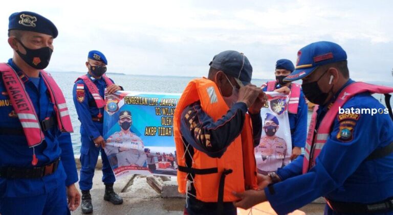 Buat Keselamatan Nelayan di Laut, Satpolairud Polres Bintan Bagikan Life Jacket ke Nelayan Desa Pangkil