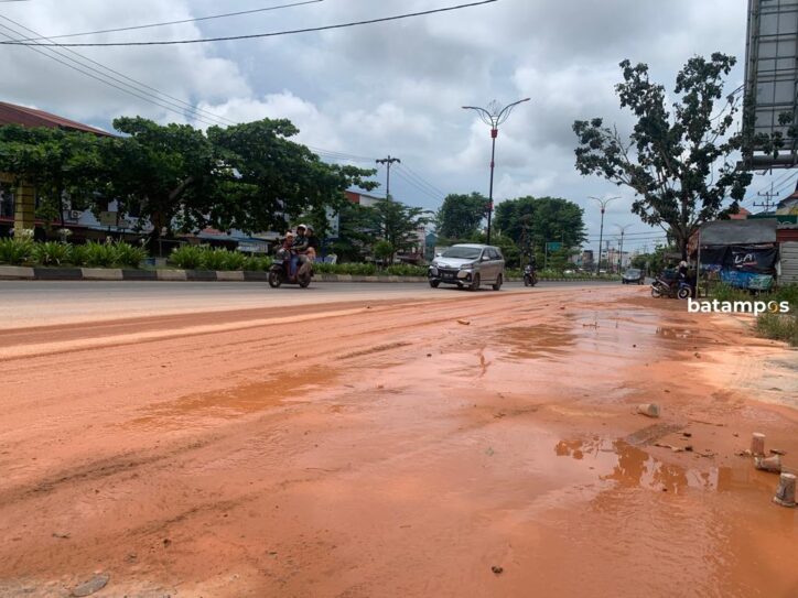 Lumpur di Badan Jalan D I Panjaitan Tanjungpinang Bahayakan Pengendara