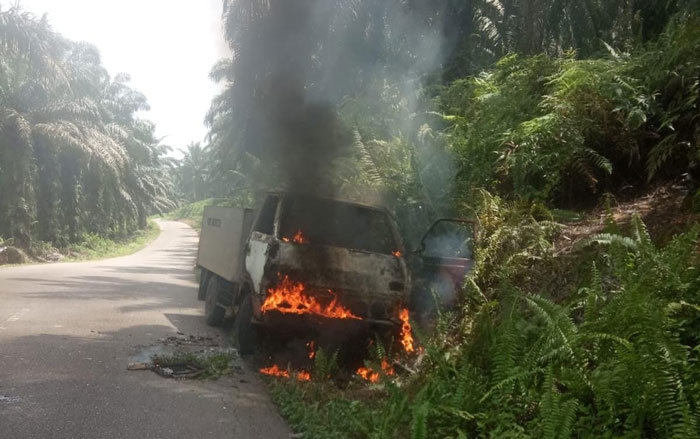 Truk Angkut Peralatan Bor untuk Sumur Terbakar di Jalan Tirta Madu, Bintan