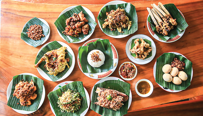 Presiden Jokowi Terpikat Sajian Nasi Campur Sarat Lauk di Warung Adi