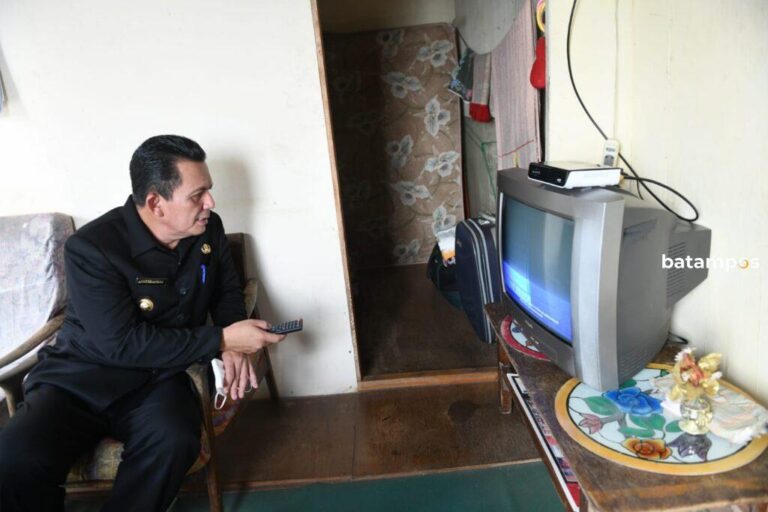 Serahkan STB ke Warga Kampung Bulang, Tanjungpinang, Gubkepri Launching ASO Tahap I