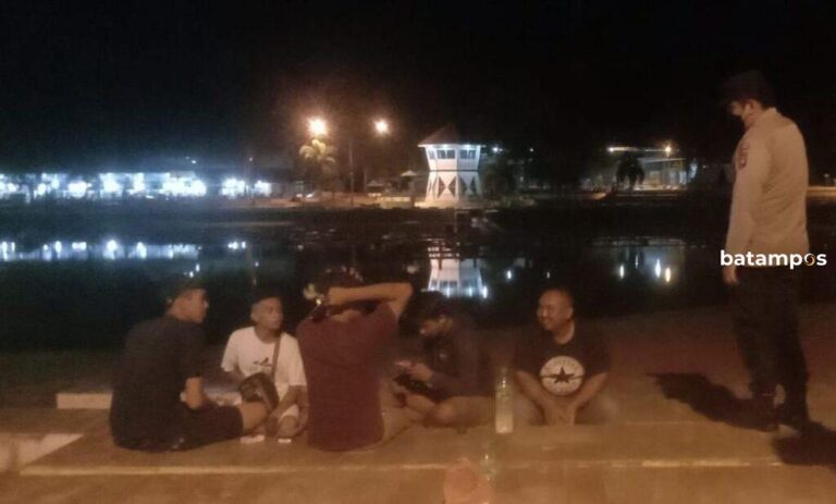 Polisi Bintan Patroli di Perumahan Warga yang Ditinggal Mudik