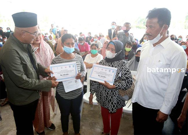 Wali Kota Batam dan Komisi VIII DPR RI Salurkan Bansos PKH