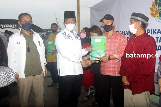 Wali Kota Batam Berikat Sertipikat Tanah Kepada Masyarakat Belakangpadang