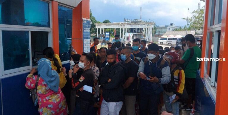 Pemudik Tujuan Tambelan Mulai Padati Pelabuhan ASDP Tanjunguban, Bintan