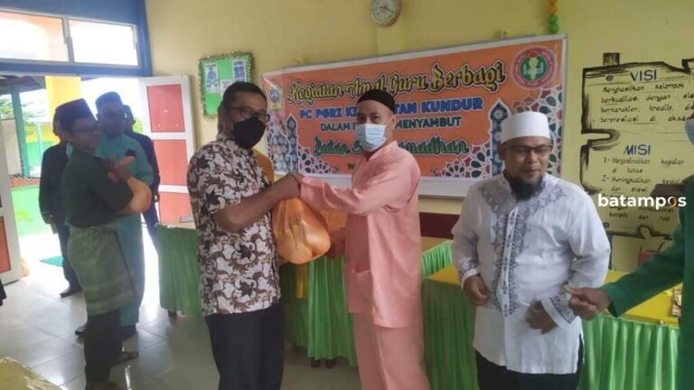 PGRI Kecamatan Kundur Berbagi 100 Paket Sembako