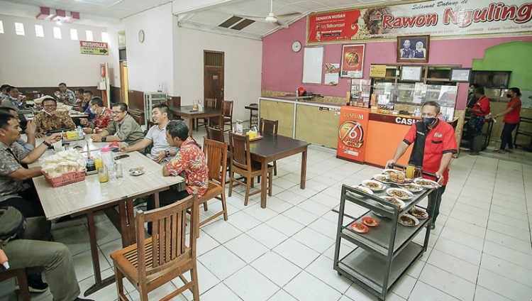 SBY Naikkan Pamor Tempe Goreng dan Empal Bacem di Rawon Nguling