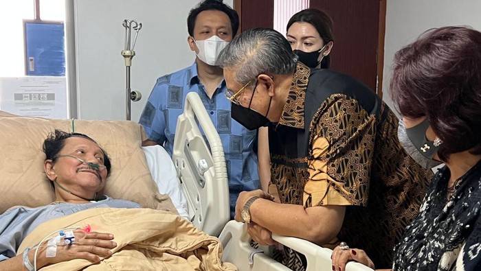 SBY Jenguk Mantan Kepala BIN Hendropriyono di RSPAD Gatot Soebroto