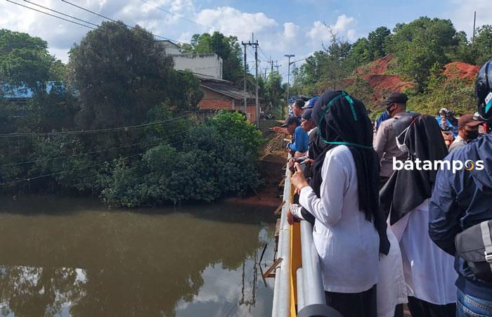 Warga Melihat Tubuh  Seorang Anak Perempuan Tenggelam, Diseret Buaya