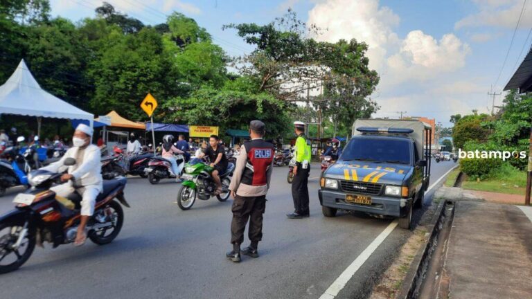 Polisi Turun Atur Lalu Lintas Kendaraan di Pasar Tumpah Penjualan Takjil
