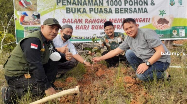 Merawat Bumi, Santri Mambaus Sholihin Bersama Banyan Tree Bintan Tanam 1.000 Pohon
