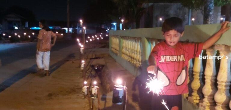 Masyarakat Melayu Kampung Mentigi, Tanjunguban Tetap Jalankan Tradisi Lampu Cangkok Selama Bulan Suci Ramadan