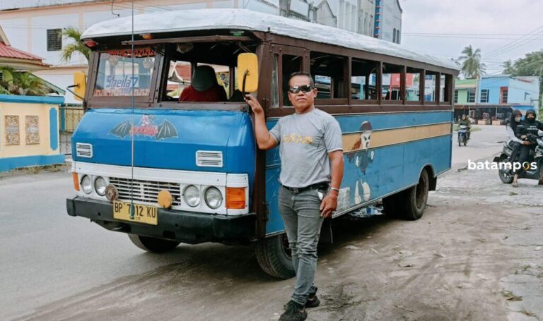 Berkat Kelola Bus Kayu, Kintan, Suku Asli Akit Mampu Hantarkan Anaknya Jadi Sarjana