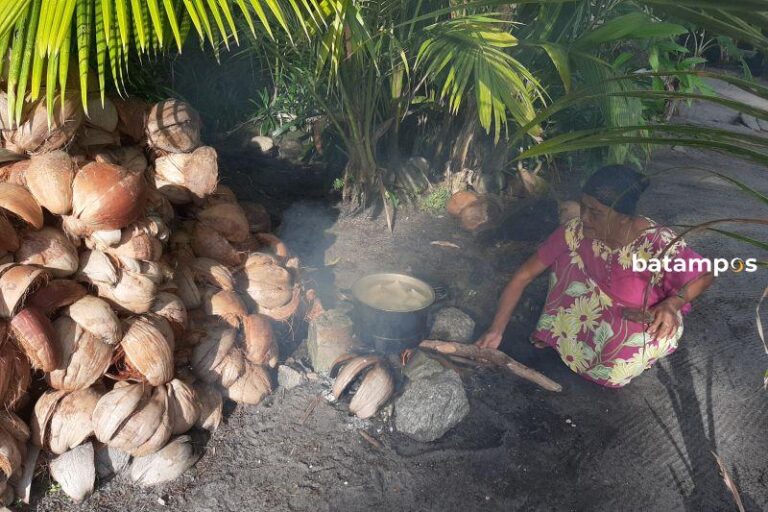Tradisi Rebus Ketupat Lebaran dengan Tungku masih Bertahan di Desa Batu Limau, Karimun