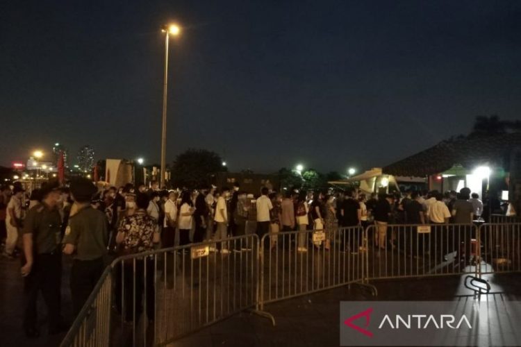 Warga Antusias Menonton Upacara Pembukaan SEA Games 2021