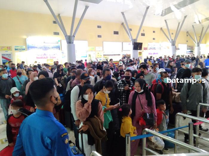 Arus Penumpang di Pelabuhan Domestik Sekupang Naik 200 Persen