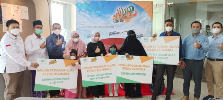 Bank Syariah Indonesia Serahkan Hadiah Motor kepada Nasabah Batam