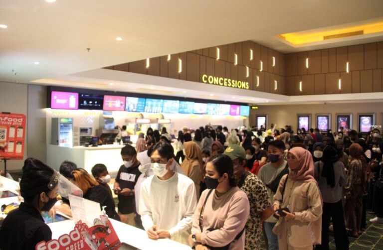 Ribuan Warga Batam Padati Bioskop