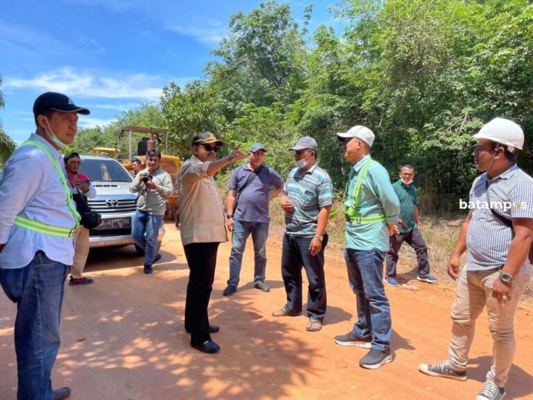 Bupati Karimun Tinjau Proyek Pembangunan Jalan di Pulau Kundur
