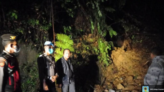 Batu Lubang ke Sibolga Tertimbun Longsor