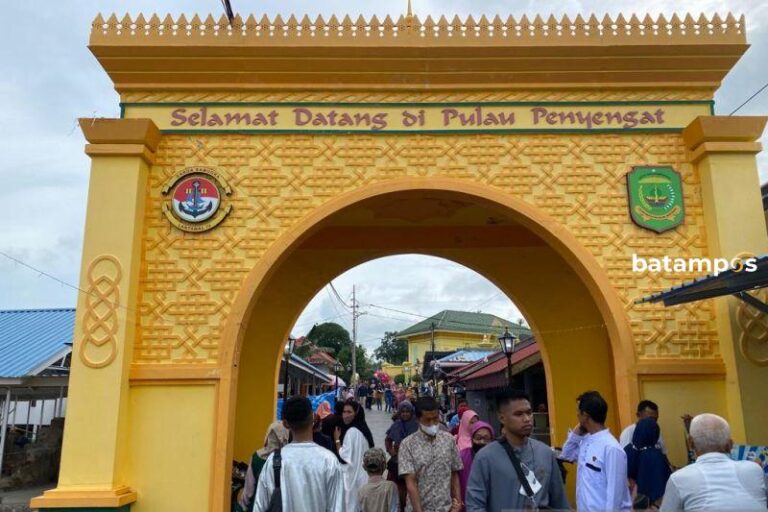 Liburan ke Penyengat, Salat di Masjid Raya Sultan Riau dan Menikmati Makanan Khas Lokal