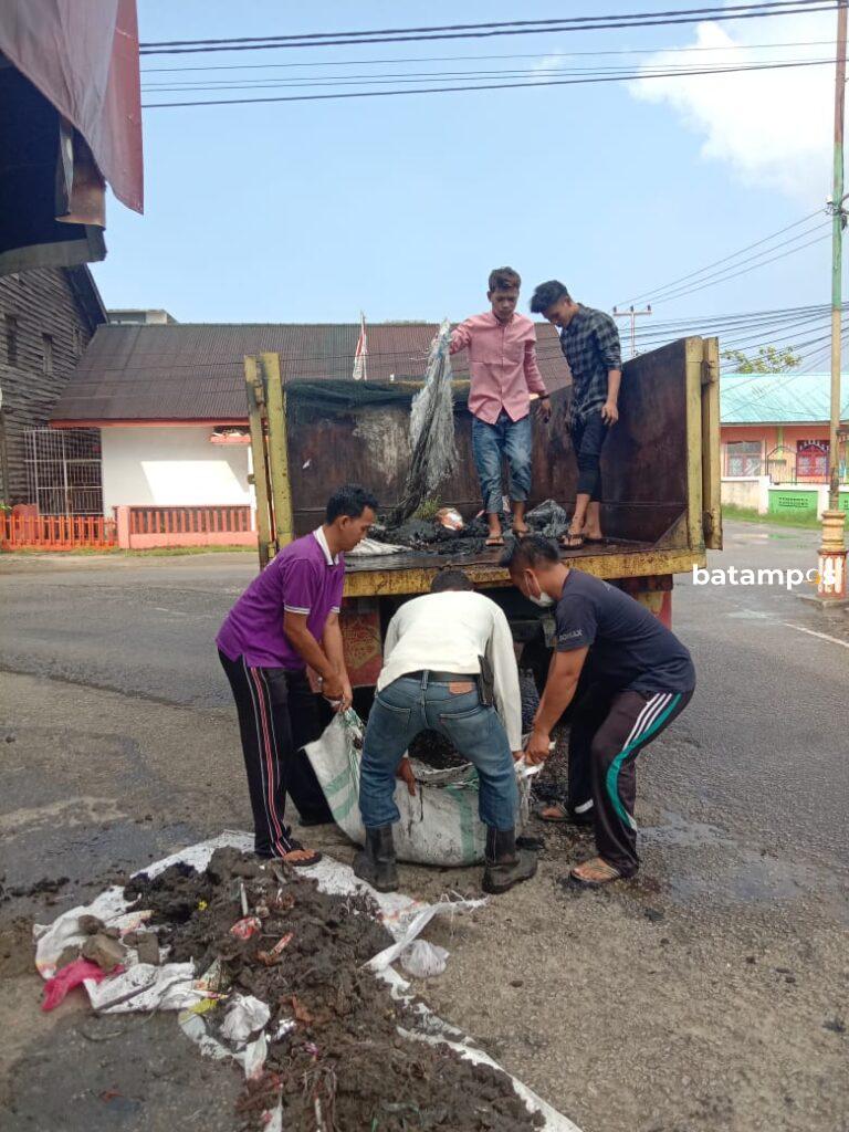 Ajak Staf dan Pegawainya, Lurah Tanjungbatu Kota, Kundur Bersihkan Drainase