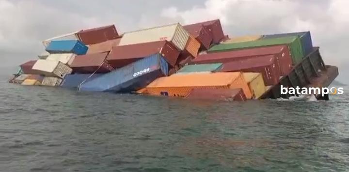 Dihantam Gelombang, Tongkang Miring, Kontainer Berserak di Laut