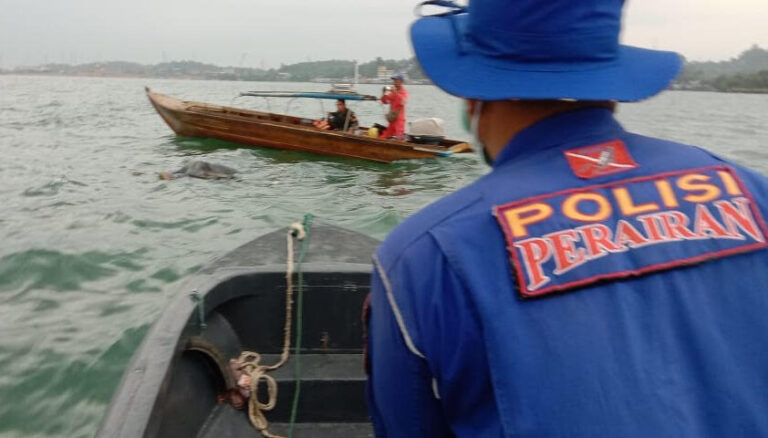 Jasad Pria Mengenakan Wearpack Ditemukan Mengambang di Batuampar