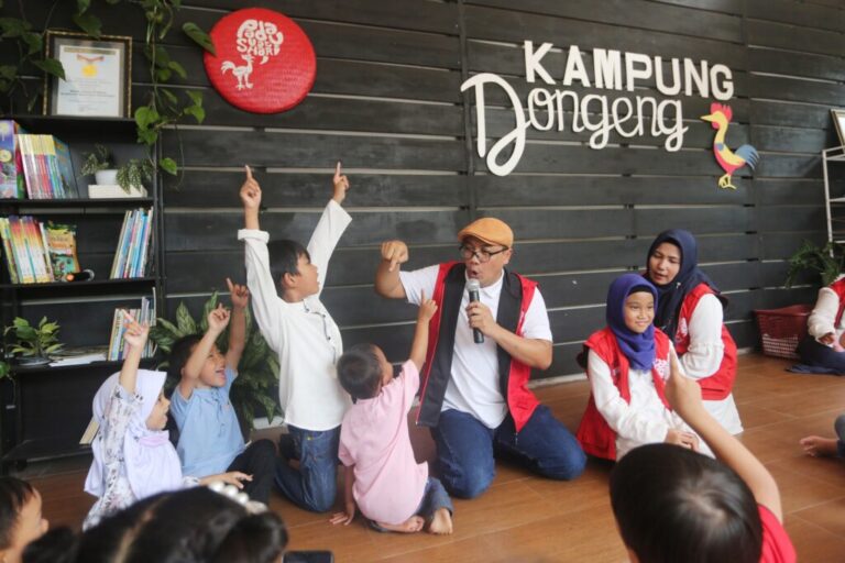 Kampung Dongeng: Suara Hewan, Robot, atau Helikopter Tak Pernah Gagal Pukau Anak-Anak