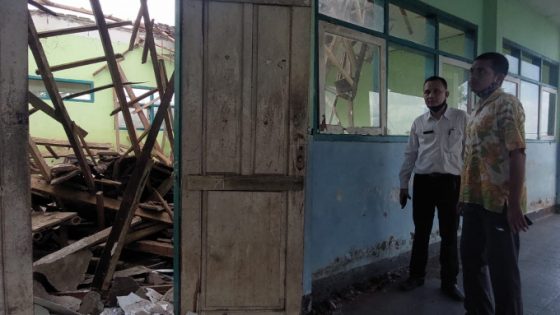 Setengah Jam Usai Siswa Masuk, Ruang Kelas SMP di Jember Ambruk