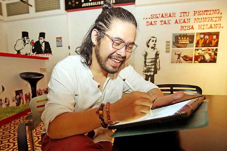 Foto Dibuka, lalu ”Dipindai”, baru Digambar yang Seliweran di Latar