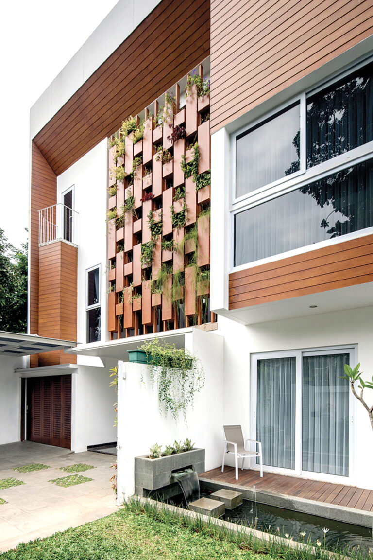 Vertical Garden Hidupkan Fasad Rumah Pejaten