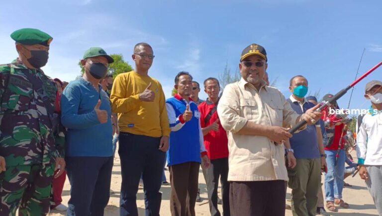 Peserta Lomba Mancing Pantai Lubuk, Kundur Membludak