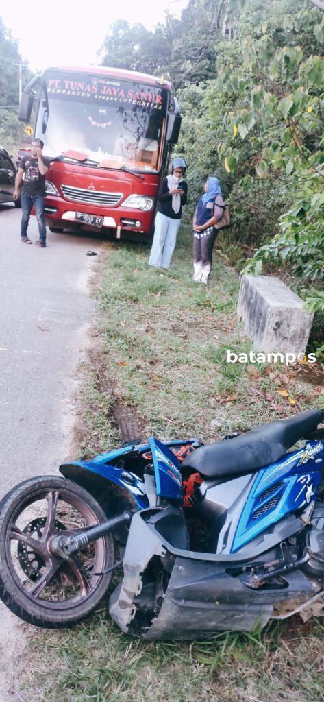 Pengendara Jatuh, Motor Masuk Kolong Bus di Jalan Panca MArga, Bintan