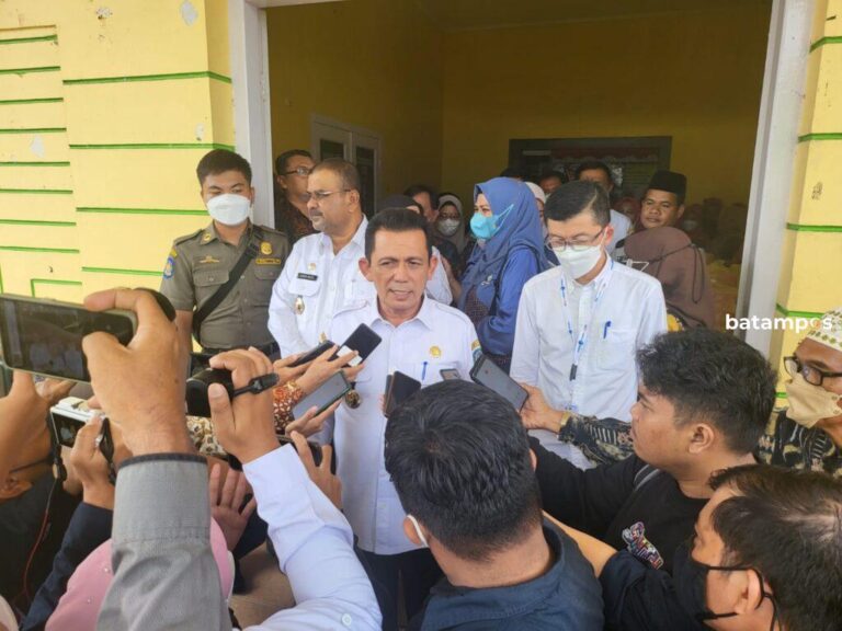 Gubkepri Serahkan Bantuan Untuk RT/RW, Posyandu & Transportasi Siswa di Karimun