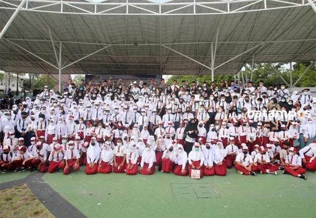 Peringati Hardiknas, Wali Kota Batam Berikan Penghargaan untuk Guru