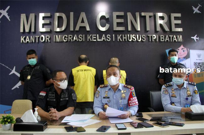 Imigrasi Batam Deportasi dan Cekal Dua Warga Negara Asing