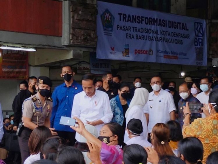 Blusukan ke Pasar Kreneng Bali, Jokowi Serahkan Bantuan untuk Pedagang