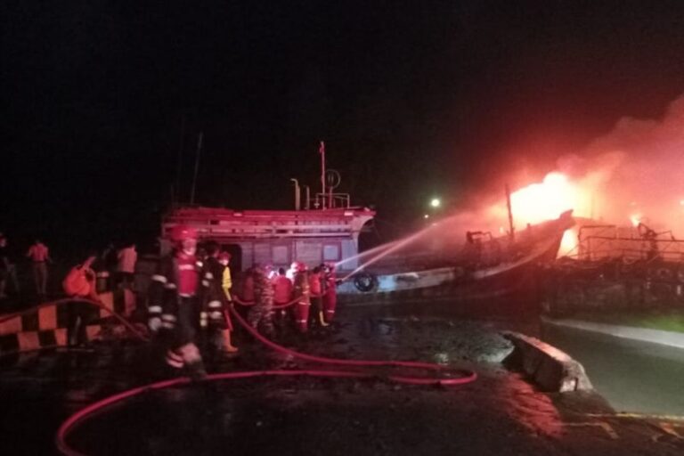 Kapal-Kapal Nelayan di Cilacap Terbakar