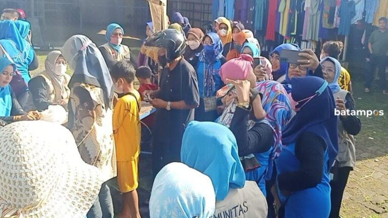 Warga Kijang, Bintan Rela Antri Demi Beli Minyak Goreng Curah