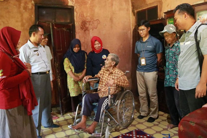 Rangkaian HLUN 2022, Kemensos Serahkan Alat Bantu Bagi Lansia di Kecamatan Puspahiang