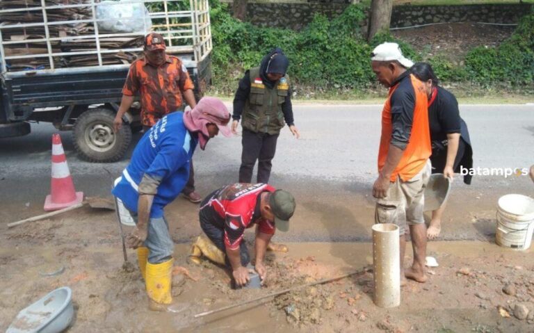 Warga Tanjunguban, Bintan Buat Lubang Resapan Biopori di Jalan Permaisuri