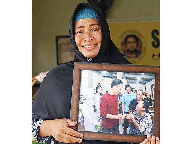 Presiden Jokowi dan Ibu Negara Iriana Patuh Antrean di Soto Triwindu