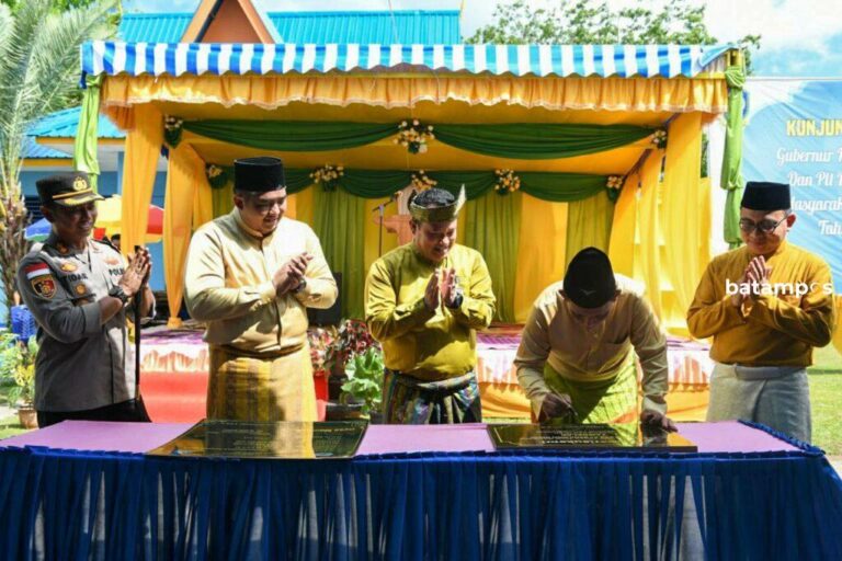 Gubkepri Resmikan Kantor Kas Bank Riau Kepri di Tambelan, Bintan